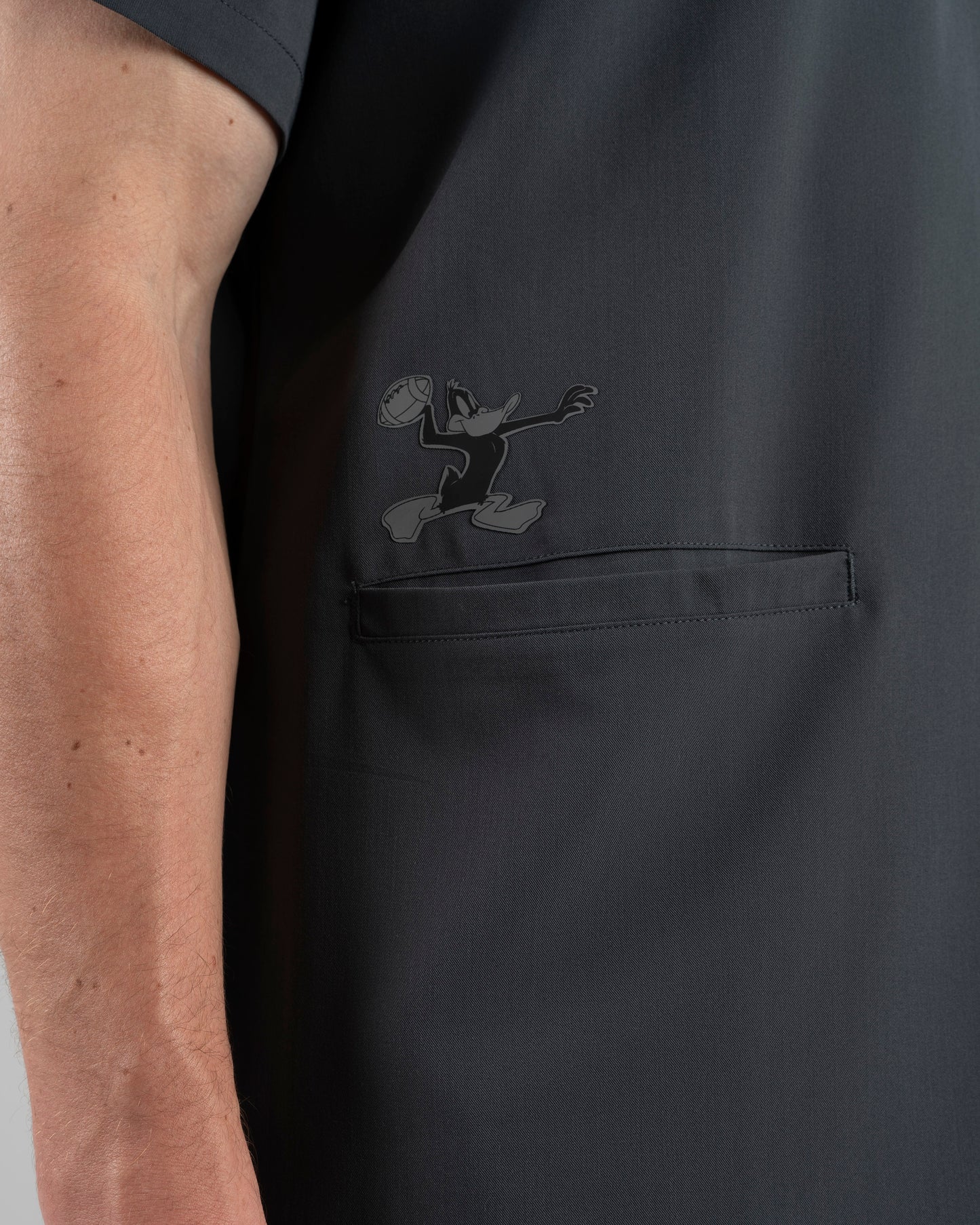 TOP HOMBRE LOONEY TUNES GRIS